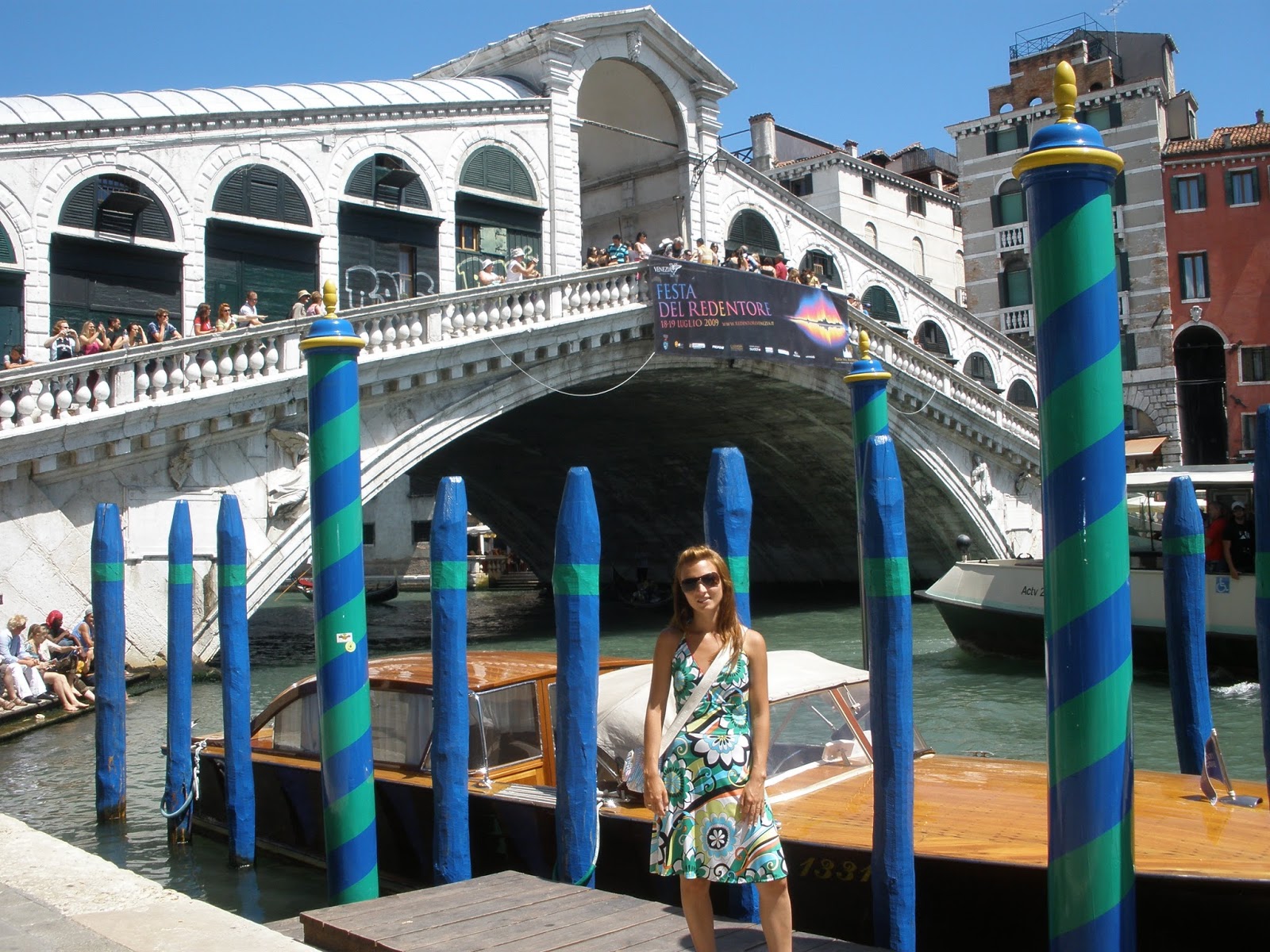 El Puente Rialto es el más famoso de los cuatro que cruzan el Gran Canal de Venecia.