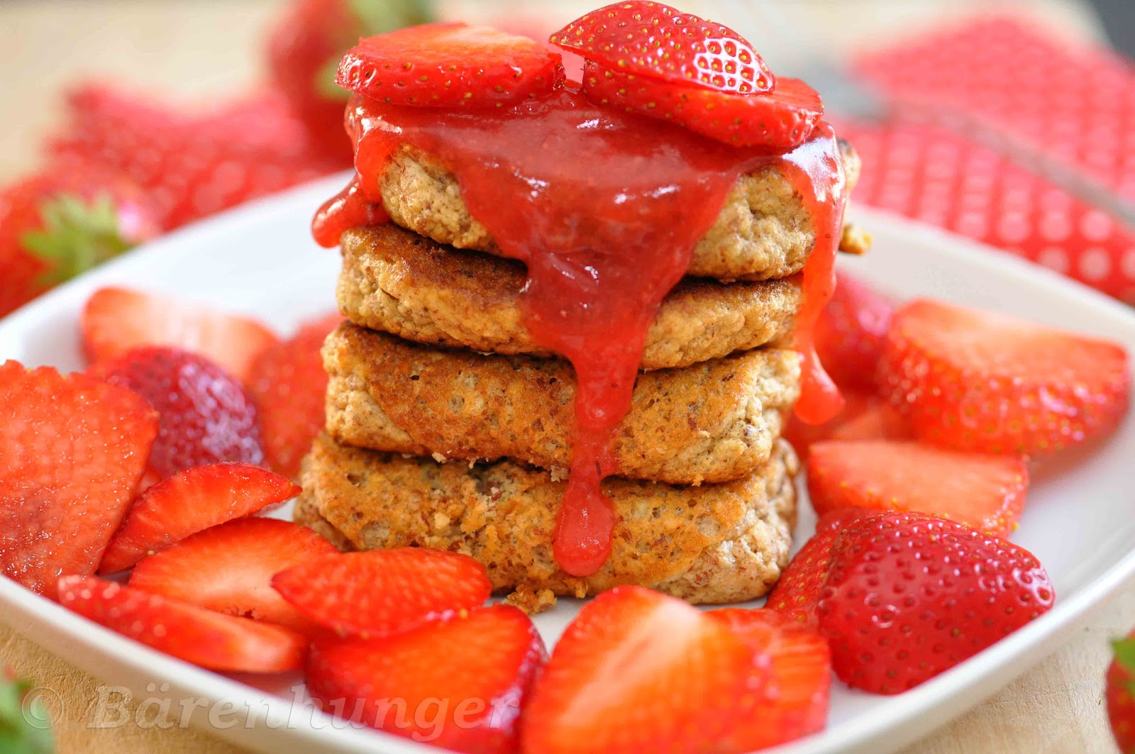 Mandel Zitronen Pancakes mit Erdbeeren | Bärenhunger