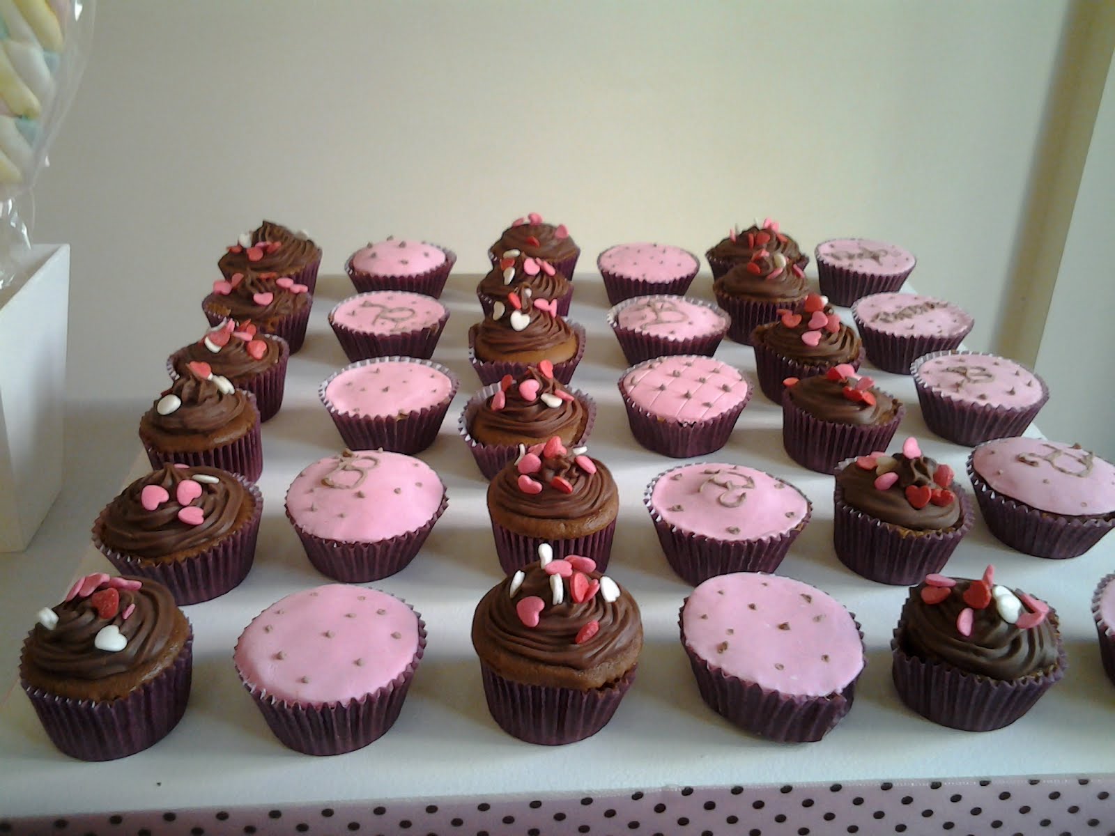 Kelen Finotti Cupcake de Chocolate e com Pasta Americana