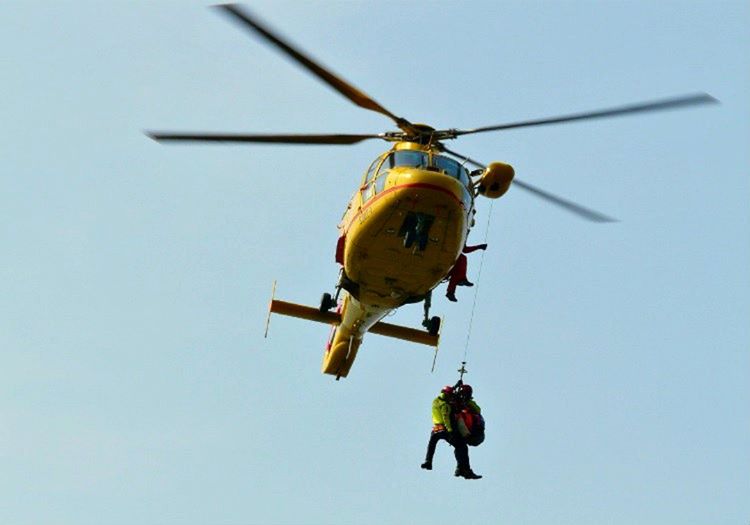 Helikopterle insan kurtarma göründüğü kadar kolay değil, aksine olduça zor ve riskli bir iştir.