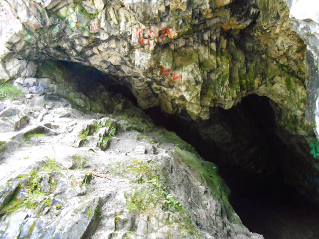 Крупный план входа в пещеру