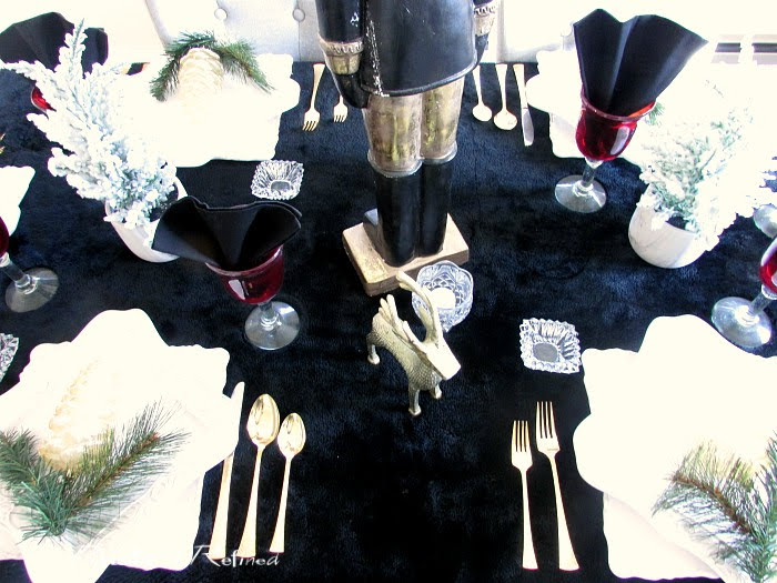 Modern Christmas Table Setting Idea with black, gold, white and red color scheme. #Christmas, #Holiday, #Entertaining, #Modern, #Tablescape