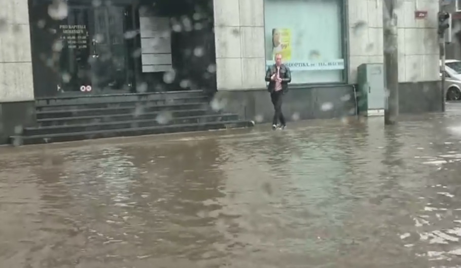Парень на Дожде у здания. Мужики под дождем закидывали в Мелитополе в 2014.