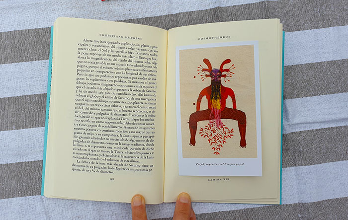 Una de las láminas ilustradas por Alejandra Acosta sobre vida extraterrestre en «Cosmotheoros» Una de las láminas ilustradas por Alejandra Acosta sobre vida extraterrestre en «Cosmotheoros»