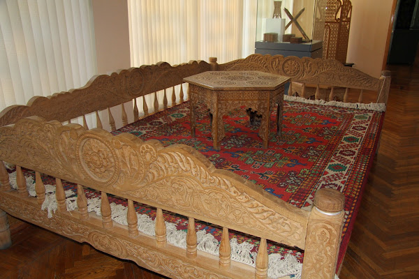 Tachkent, rue Rakatboshi, Musée des Arts décoratifs, tapshan tapchane, big sofa, K. Khaydarov, © L. Gigout, 2012