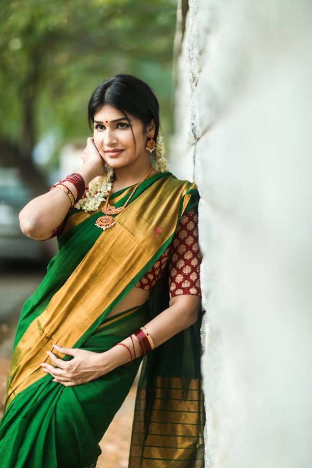 Anjena Kirti in saree photos
