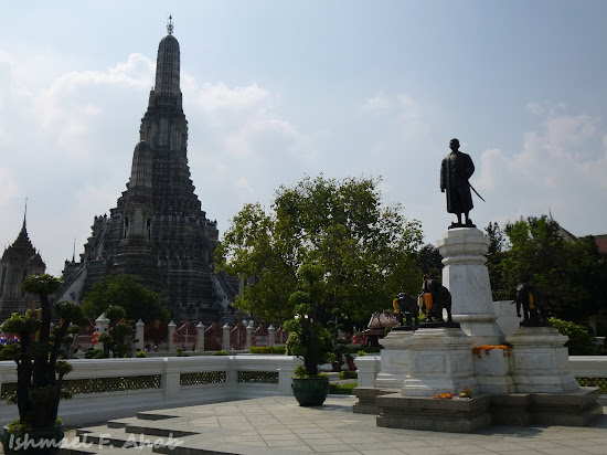 Monument of King Rama II at Wat Arun