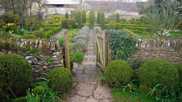 Barnsley House Potager Garden via Facebook page, as seen on linenandlavender.net, http://www.linenandlavender.net/2013/05/the-english-garden.html