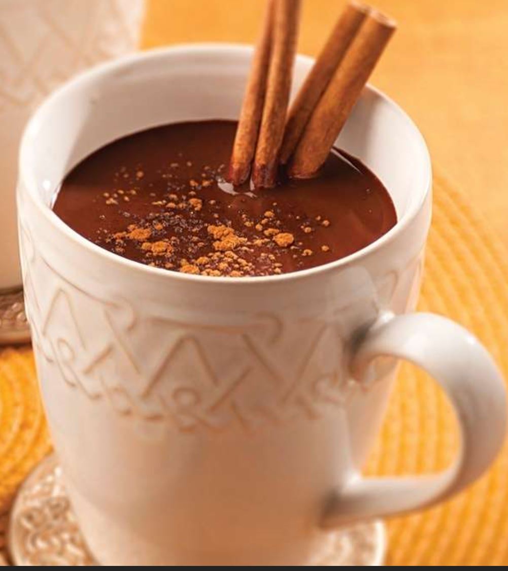 горячий шоколад с пряностями. пряный капучино. какао напиток. кофе тирамису. горячий шоколад с корицей.