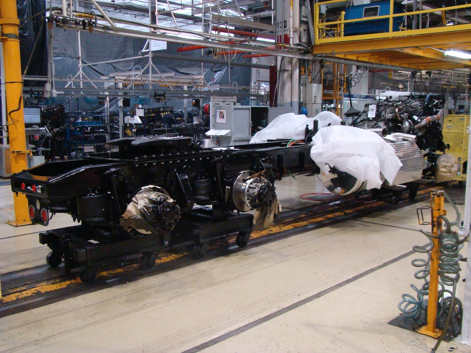 DIECIOCHO RUEDAS: FREIGHTLINER CORONADO…. PRESENTES EN SU FABRICACIÓN…