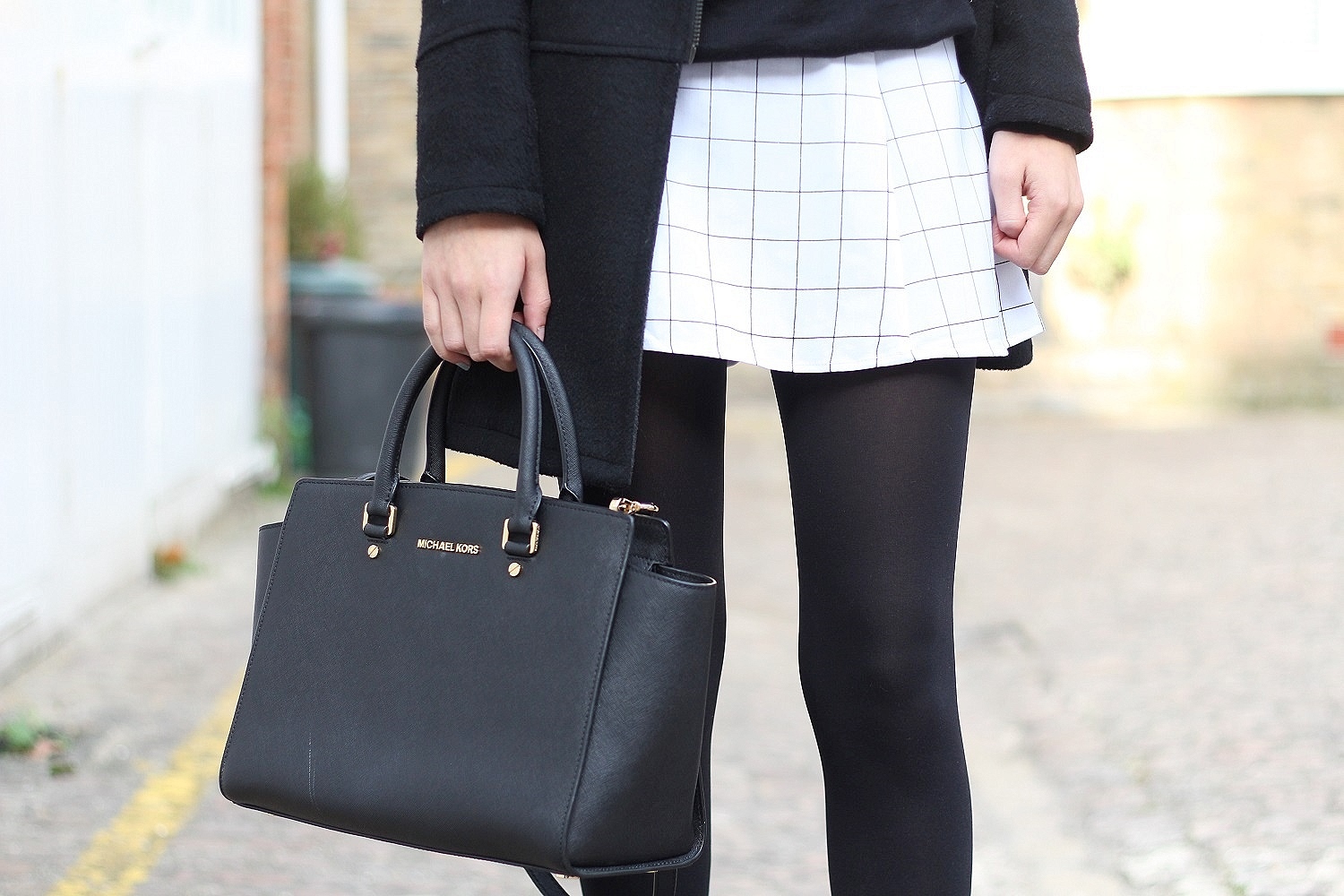 peexo fashion blogger wearing monochrome grid