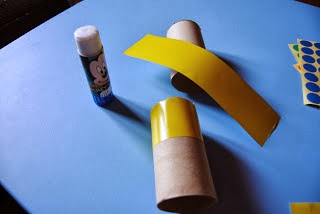 Cómo hacer unos prismáticos con papel higiénico en Recicla Inventa