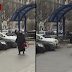 Lllevando la cabeza de una niña, se paseaba por las calles de Moscú