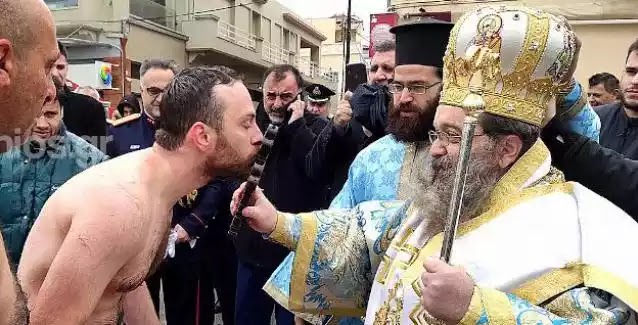 Στη Χίο βούτηξαν με 10 μποφόρ στη θάλασσα για να πιάσουν τον σταυρό Στη Χίο βούτηξαν με 10 μποφόρ στη θάλασσα για να πιάσουν τον σταυρό