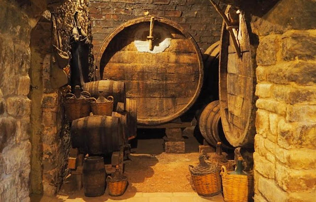 wijntoerisme catalonië, Mura, Abadal winery, Abadal wijnhuis, Sant Llorenç del Munt i Obac, Vall de Flequer, Geoparc de la Catalunya Central, do pla de bages, catallanse wijnen, dry stone wine huts, dry stone wine vats,