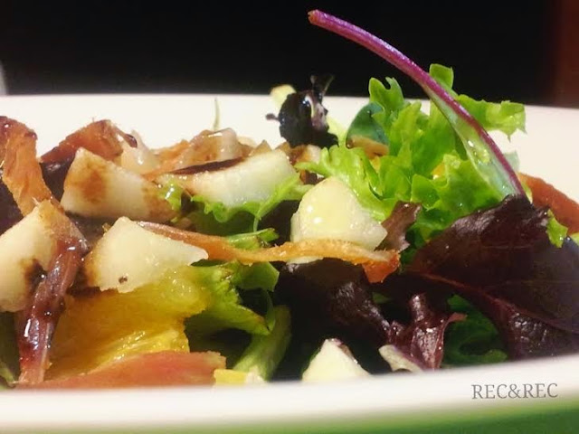 ensalada con pera y mojama