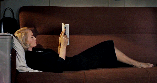 Photo d'une femme lisant un livre dans un film d'Alfred Hitchcock.