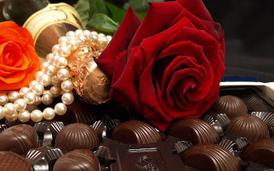 Ricos chocolates y rosas para regalar el 14 de febrero