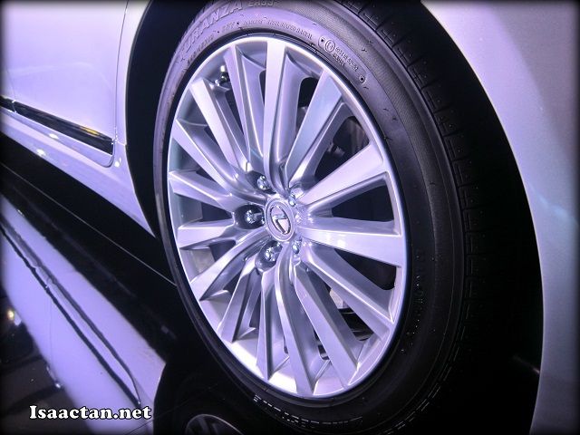 I love these 19 inch rims, wrapped by top of the range tyres