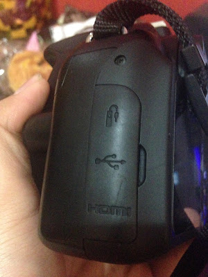 Karet penutup port USB pada kamera Canon Karet penutup port USB pada kamera Canon