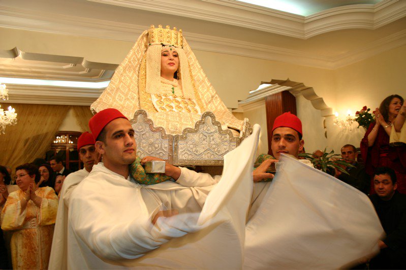 “شاهد” الأمن المغربيّ يقتحم حفل زفاف منتصف الليل ويوقفه .. والسبب “العروس”! 