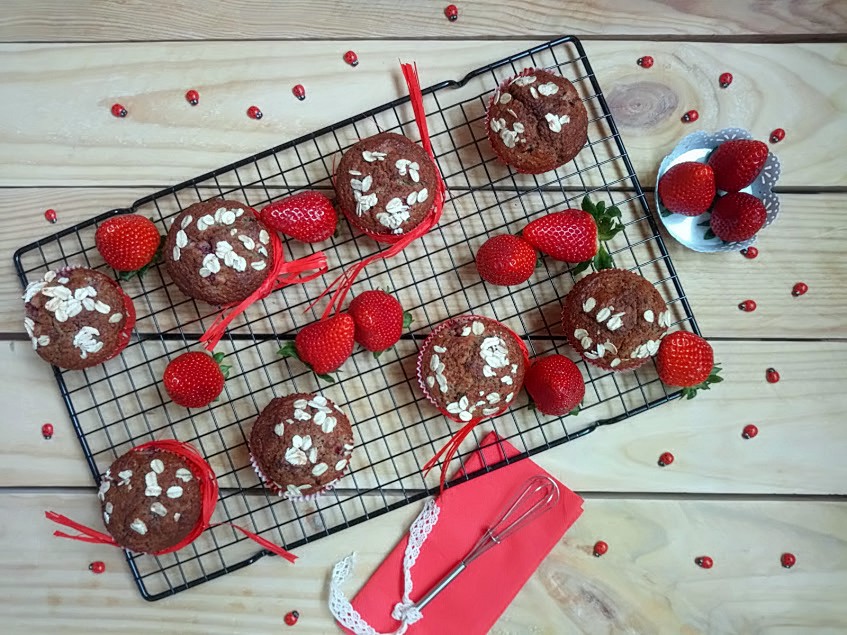 Muffins de fresas, avena y plátano con semillas de amapola