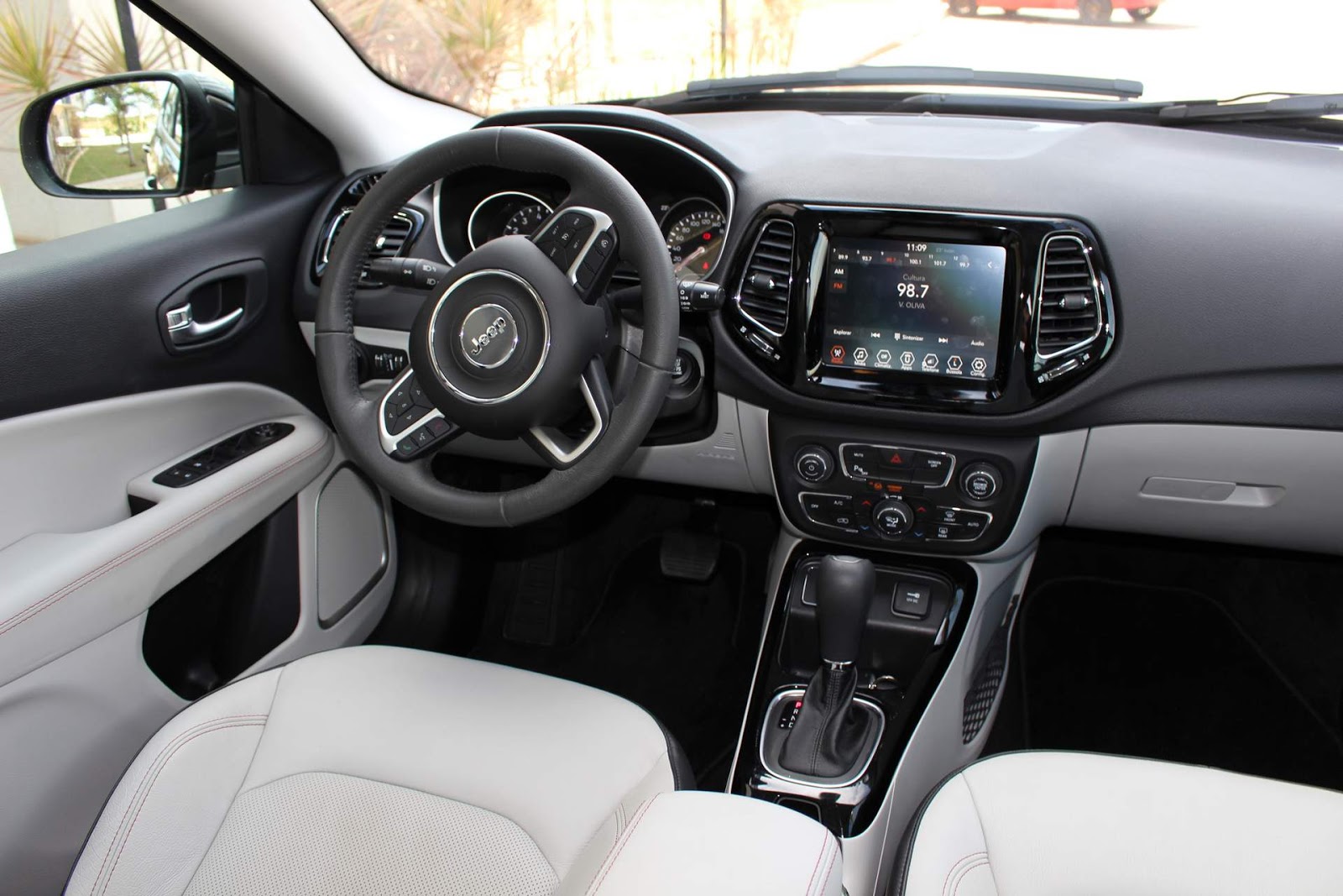 Audi Q3 ou Jeep Compass? Leitora relata sua escolha