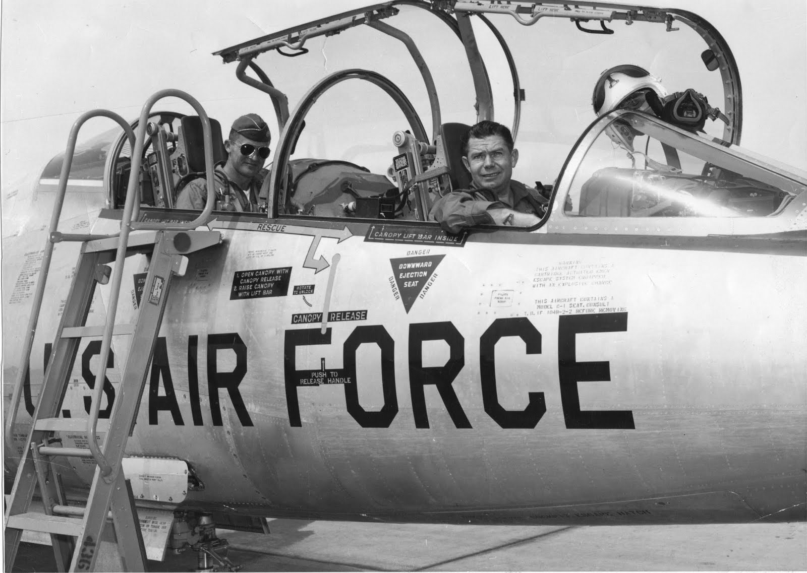 Pushing On: Richard Baughn: An Old Fighter Pilot Remembers Vietnam