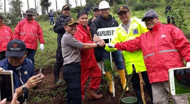 Polres Bandung Tanami Lahan Kritis 3 Juta Pohon