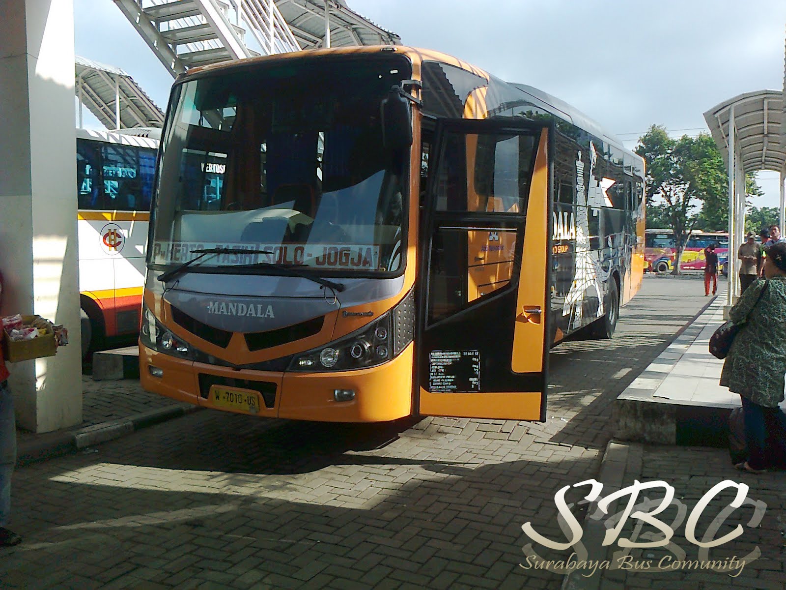 Surabaya Bus Comunity: Mandala (striping Kembar Handoyo)