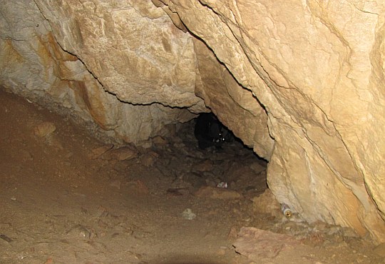 Wejście do ciemnych korytarzy jaskini.
