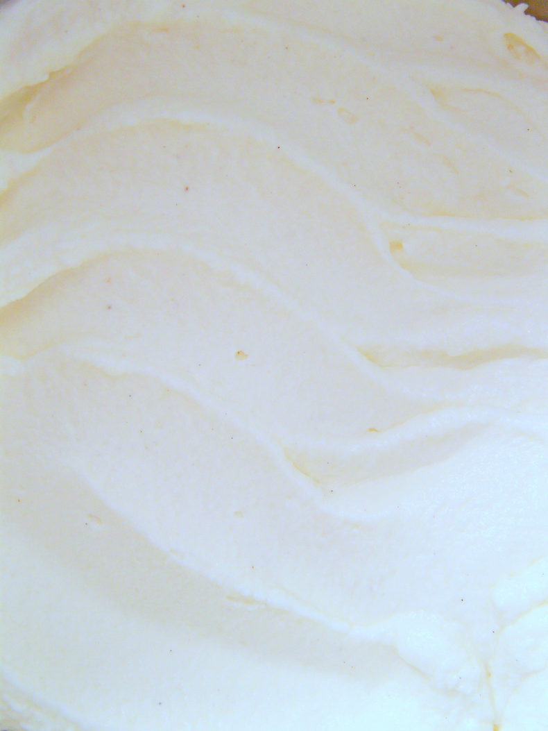 Mascarpone Whipped Cream Frosting - Chantilly Mascarpone How to make mascarpone whipped cream frosting - only 4 ingredients