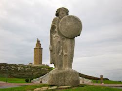 Un géant celte monte la garde près du phare
