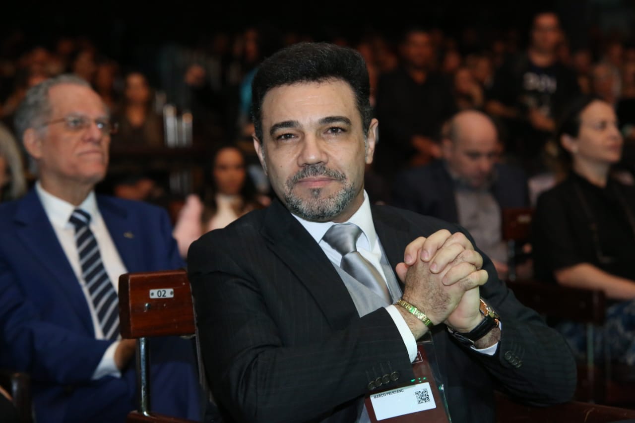 Câmara paga R$ 157 mil por dentes de deputado.