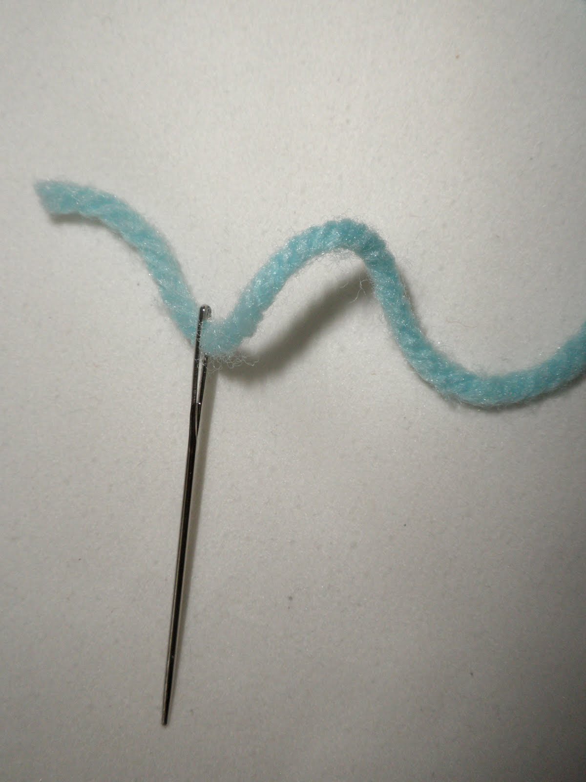 Claire'sCraftRoom Threading Yarn onto a Needle