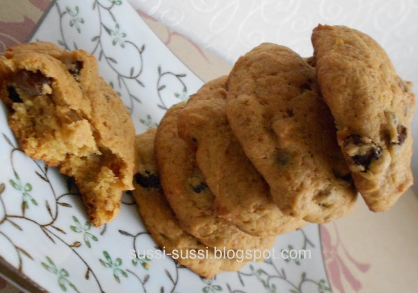 Two baked potatoes and a pair of socks Vürtsikad kõrvitsaküpsised