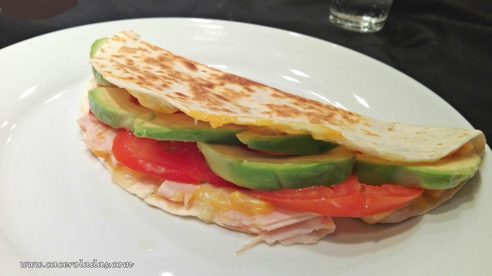 Quesadilla de aguacate y pollo con queso CACEROLADAS Quesadilla de