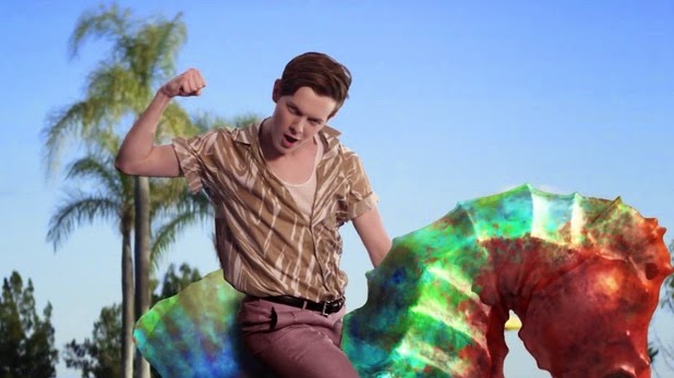 Chico intenta conquistar a chica en ‘Don’t Look Down’ de Martin Garrix ...