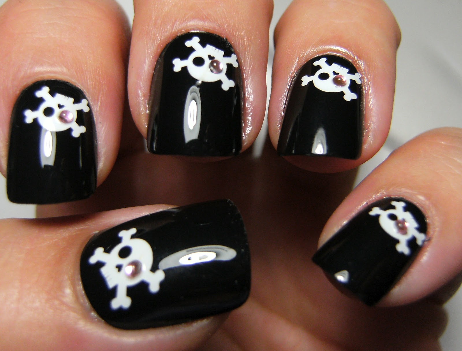 nail design with skull