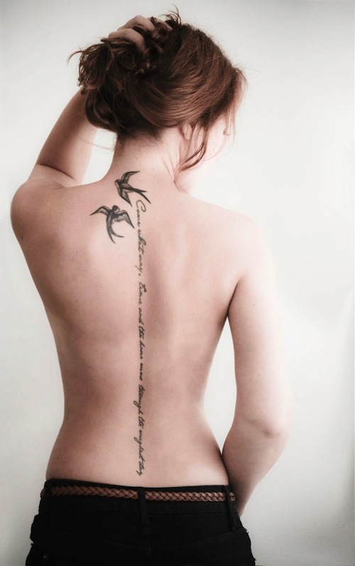 Una preciosa modelo nos enseña sus tatuajes de moda, tatujes tendencia en los ultimos años que son tatuajes pequeños y delicados