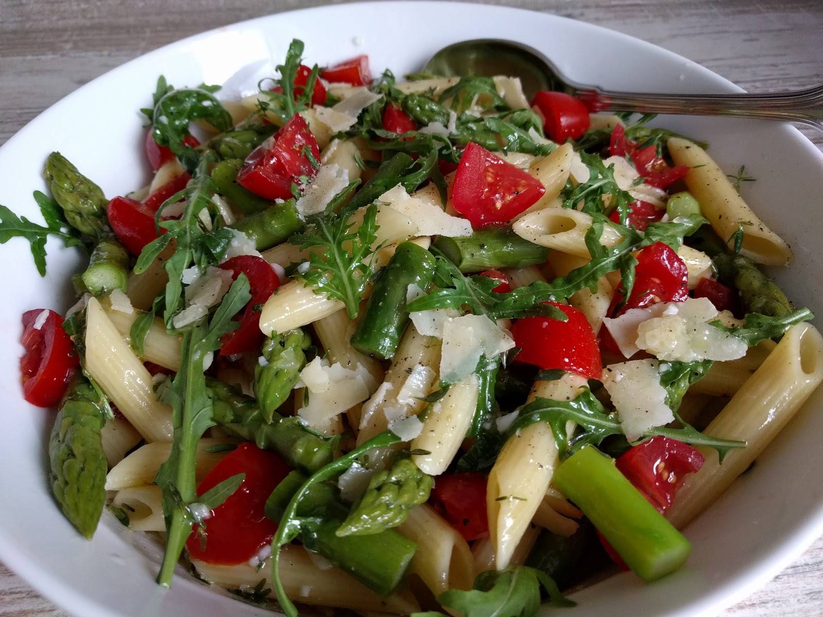 - Mediterraner Nudelsalat mit grünem Spargel
