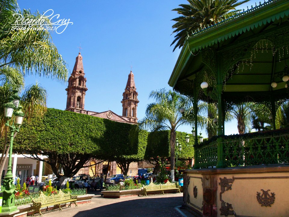 Jaime Ramos Méndez Plaza principal, kiosco y parroquia de Nuestra