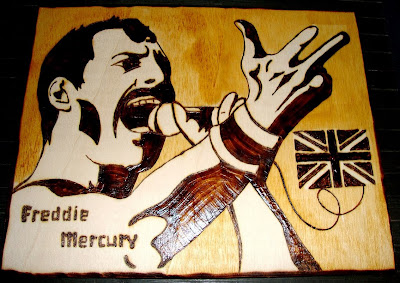 Freddie Mercury em madeira pirogravada