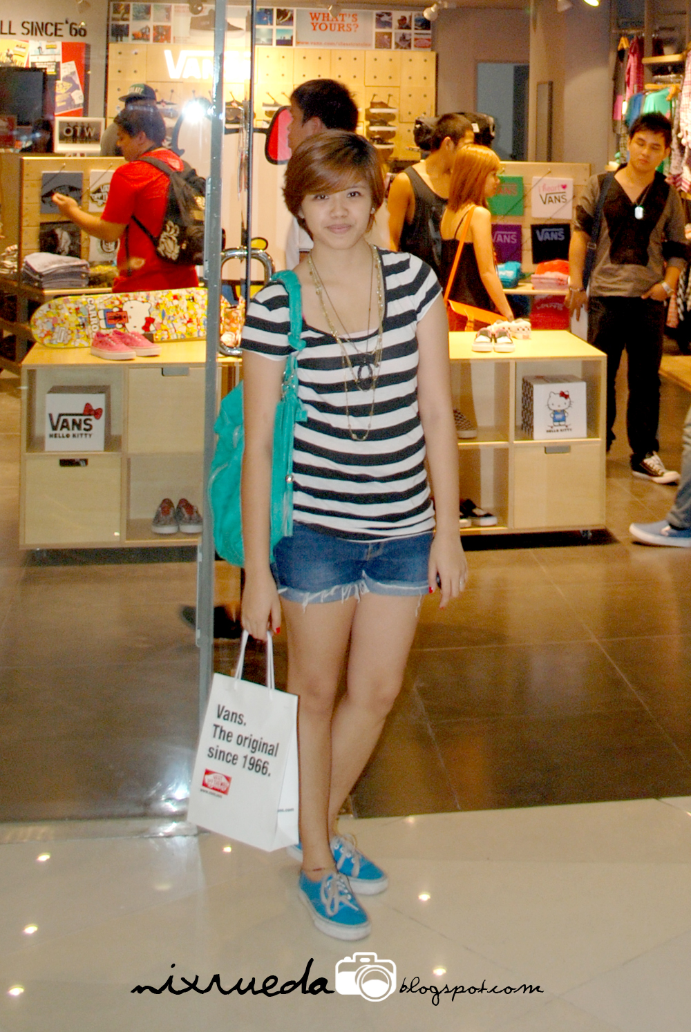 vans store trinoma