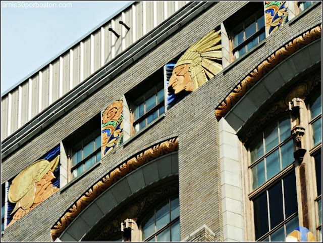 Art Deco en la Fachada del Home Saving Bank en la Ciudad de Albany Art Deco en la Fachada del Home Saving Bank en la Ciudad de Albany