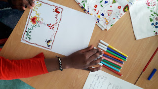 Dia dos Namorados na escola Um aluno a escolher as cores para pintara o seu postal com desenhos inspirados nos lenços dos namorados portugueses