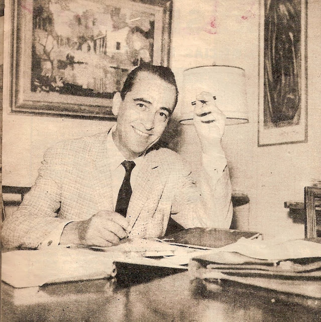 Hugo del Carril sonriendo en el escritorio