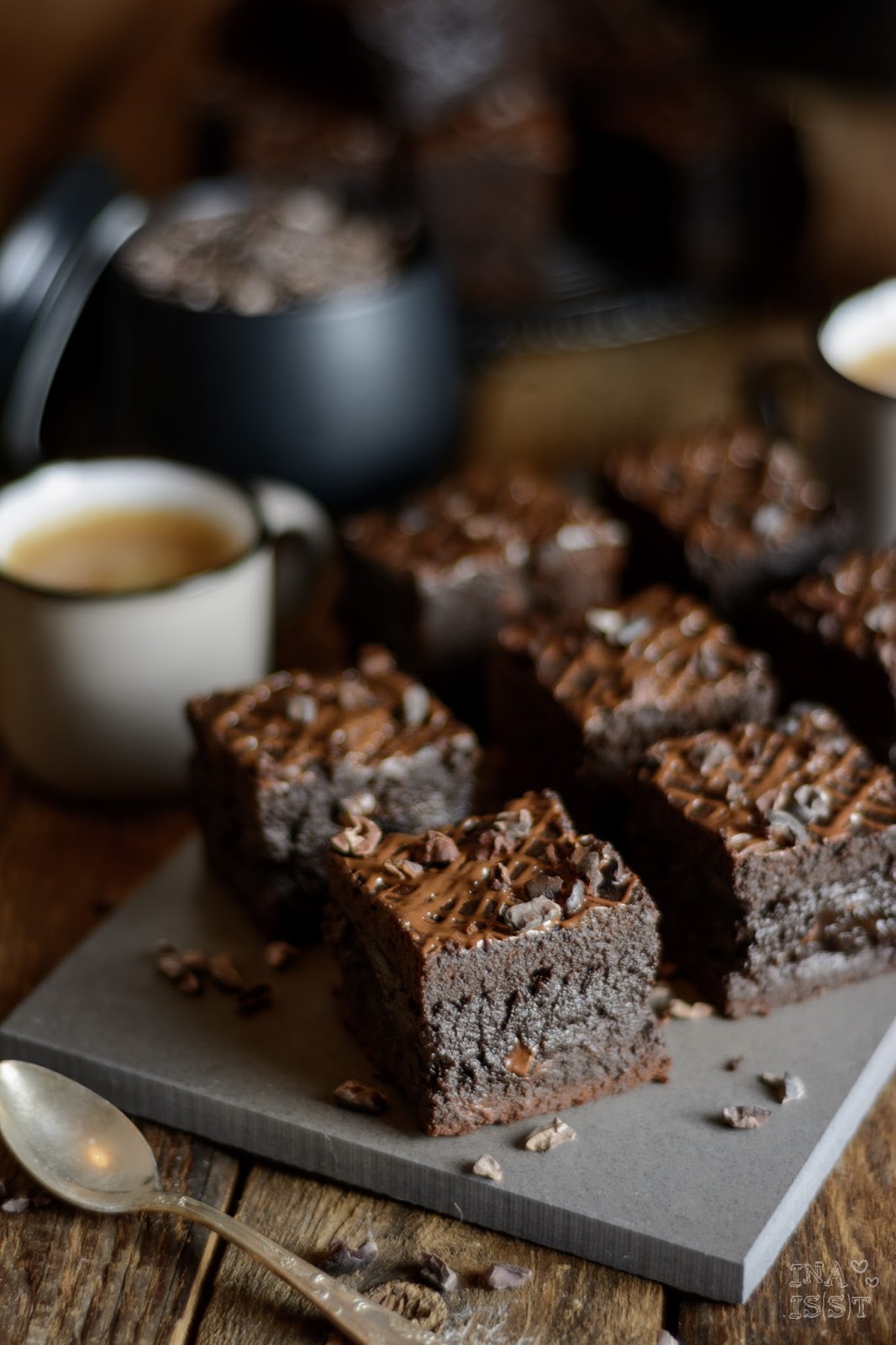 Ina Is(s)t: Espresso-Brownies mit dunkler Schokolade und rohen Kakaonibs