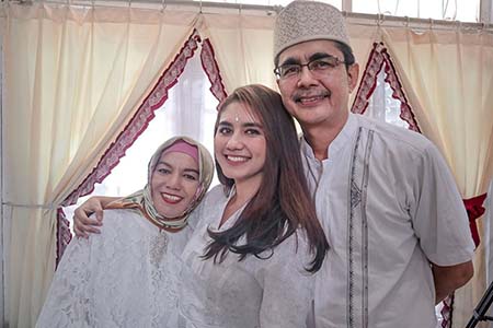 Nadhea Ananda bersama Ayah Ibunya Nadhea Ananda bersama Ayah Ibunya