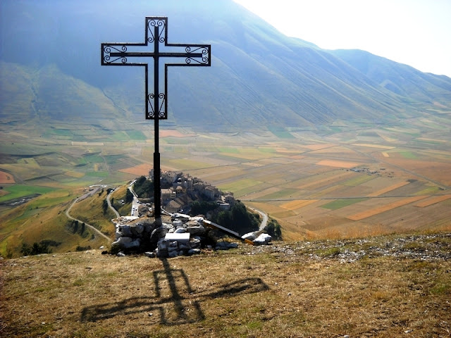 Il borgo di Castelluccio visto dai pressi della Croce del Buon Vento